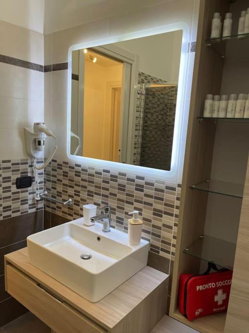 Nel Quartiere Bayres Suite Completamente Rinnovata Milan Luaran gambar